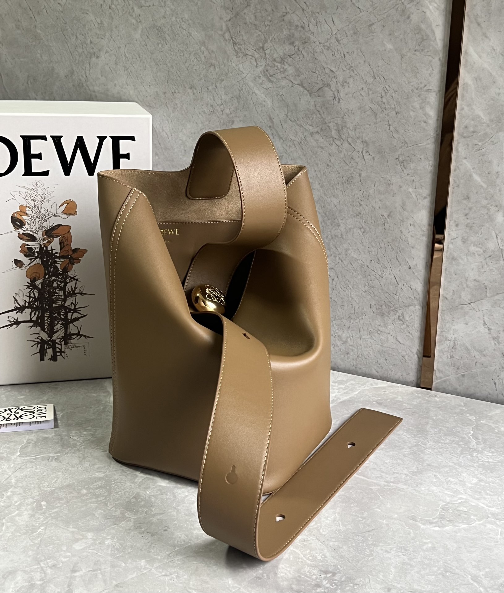 Loewe Medium Pebble Bucket in Mellow Calfskin Brown